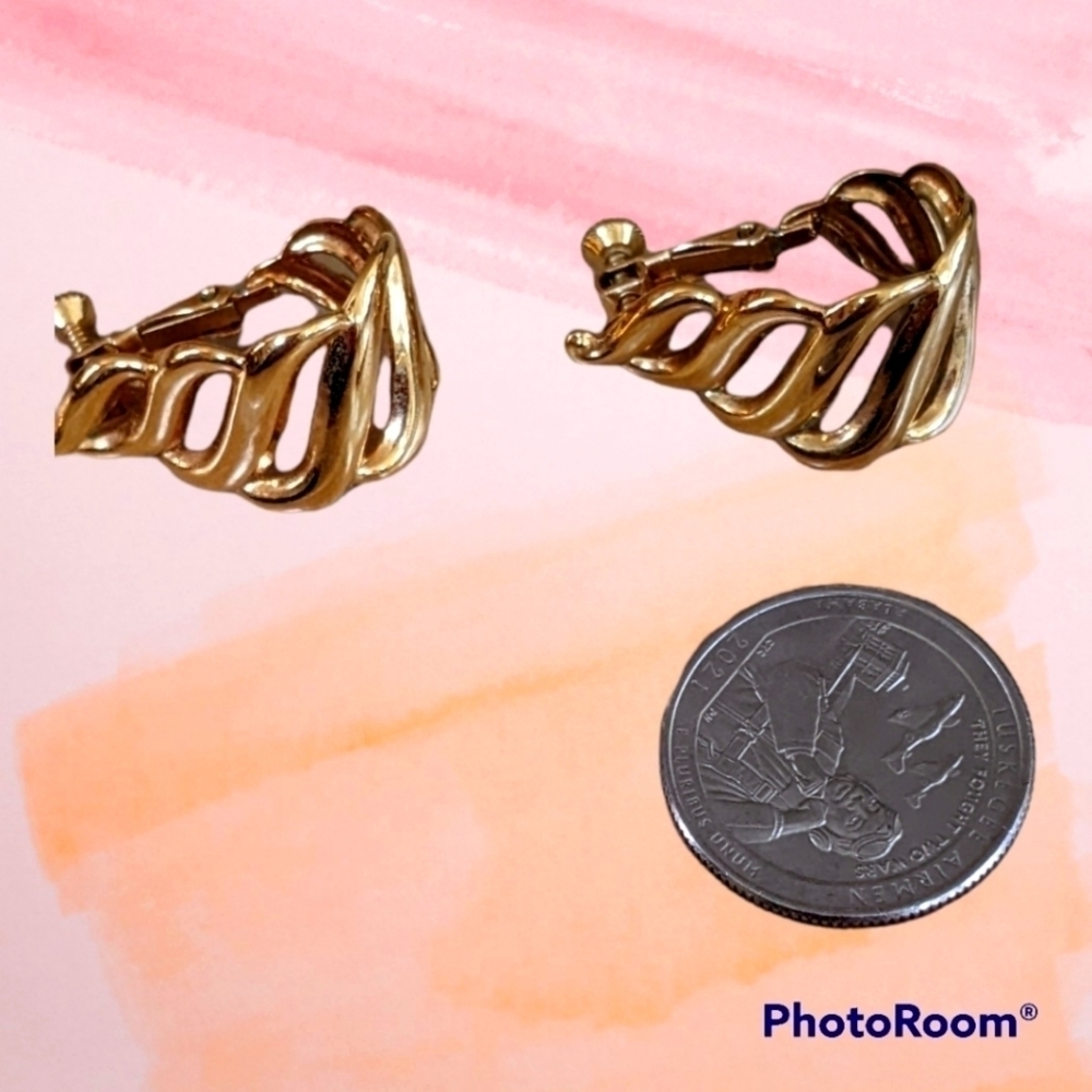 ⭐Napier vintage lever back gold tone earrings